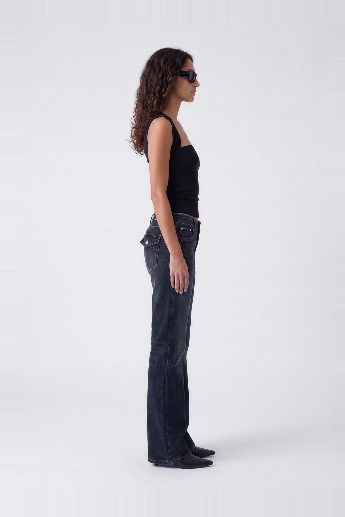 Remi Low Front Top Black - side view