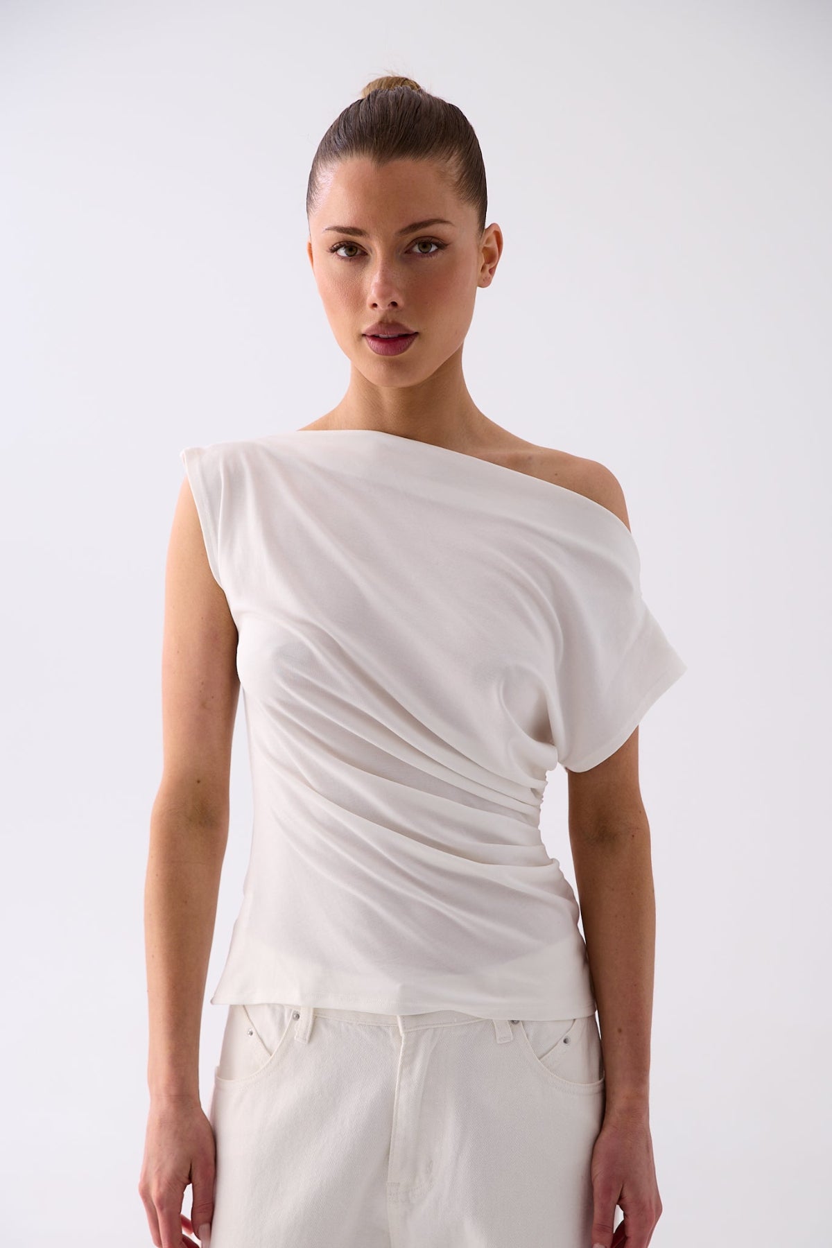 Leona white baggy jeans, three-quarter view