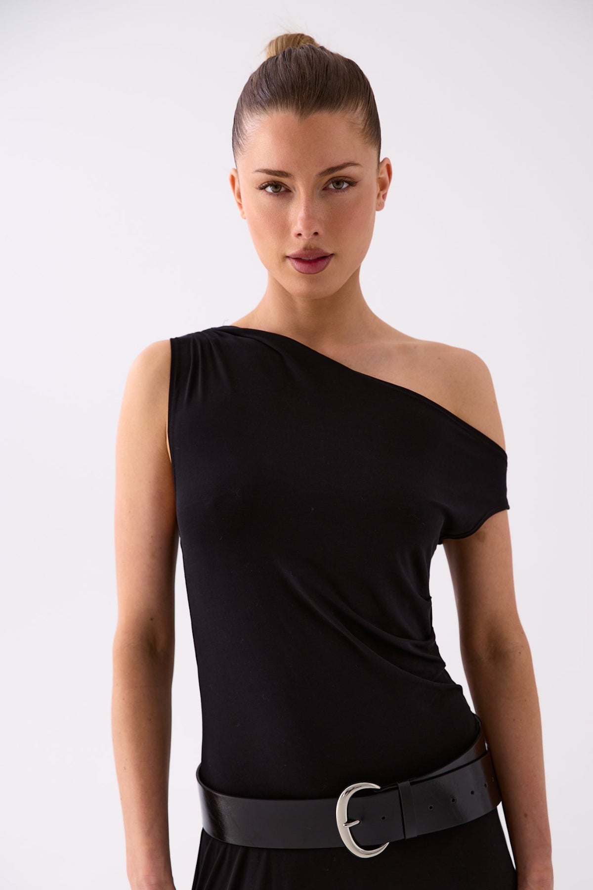 Woman wearing the Demi black wide belt, front view