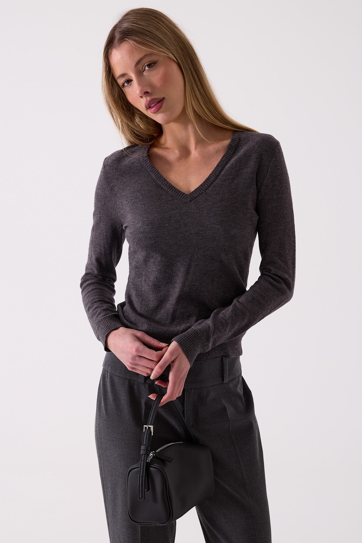 Anouk V-Neck Knit in Grey – close up detail